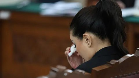 Di awal persidangan, Nikita Mirzani sempat terlihat emosional hingga akhirnya sidang diskors oleh majelis hakim. (KapanLagi.com/Budy Santoso)