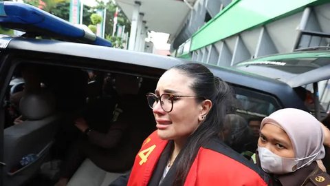 Di awal persidangan, Nikita Mirzani sempat terlihat emosional hingga akhirnya sidang diskors oleh majelis hakim. (KapanLagi.com/Budy Santoso)
