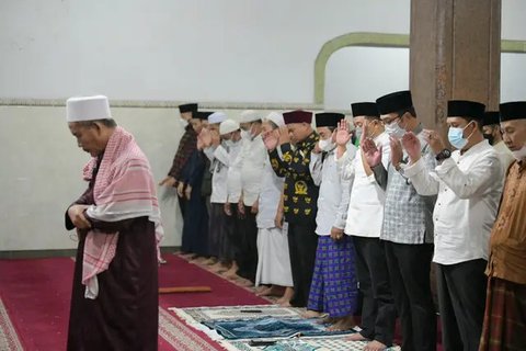 Ilustrasi membaca doa. (Photo created by jcomp on www.freepik.com)