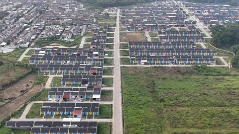 Pekerja menyelesaikan pembangunan rumah bersubsidi di Ciseeng, Bogor, Jawa Barat, Rabu (16/2/2021). PT Bank Tabungan Negara (Persero) Tbk. meyakini tahun ini menjadi tahun pemulihan bagi sekt
