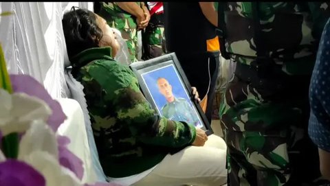 Prada Lucky Namo (23), prajurit TNI di NTT akhirnya meninggal dunia setelah dirawat secara intensif selama empat hari di rumah sakit usai diduga mendapat penganiayaan berat dari seniornya.