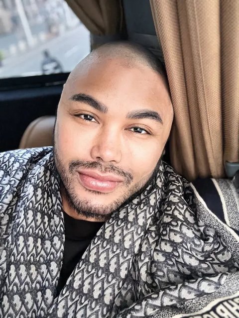 Ivan Gunawan menghadiri Art of Beauty Exhibition di Jakarta, Kamis (19/9/2024). Ia beli gelang edisi terbatas, karya Nyoman Nuarta, seharga Rp40 juta. (Foto: Dok. Instagram @ivan_gunawan)