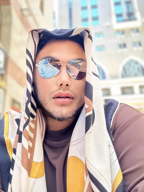 Ivan Gunawan menghadiri Art of Beauty Exhibition di Jakarta, Kamis (19/9/2024). Ia beli gelang edisi terbatas, karya Nyoman Nuarta, seharga Rp40 juta. (Foto: Dok. Instagram @ivan_gunawan)