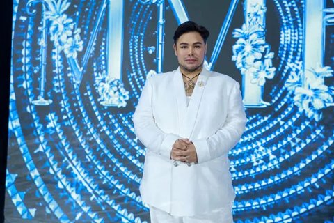 Ivan Gunawan menghadiri Art of Beauty Exhibition di Jakarta, Kamis (19/9/2024). Ia beli gelang edisi terbatas, karya Nyoman Nuarta, seharga Rp40 juta. (Foto: Dok. Instagram @ivan_gunawan)