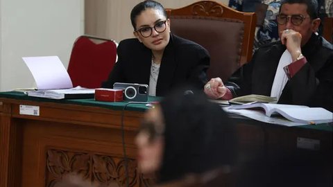 Izin diberikan berdasarkan pertimbangan kemanusiaan setelah adanya surat keterangan dokter yang menyatakan kondisi kesehatan Nikita Mirzani butuh penanganan medis oleh dokter spesialis yang t