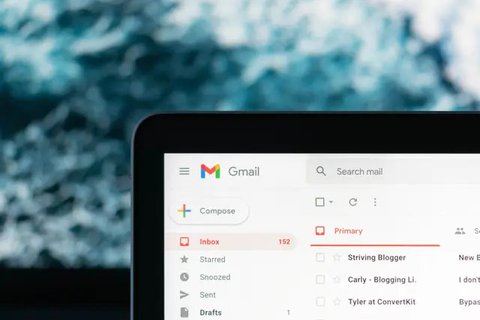Ilustrasi cara membuat email, Gmail, desktop. (Photo by Yogas Design on Unsplash)