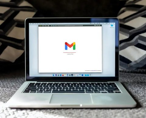 Ilustrasi cara membuat email, Gmail, desktop. (Photo by Yogas Design on Unsplash)