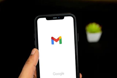 Ilustrasi cara membuat email, Gmail, desktop. (Photo by Yogas Design on Unsplash)