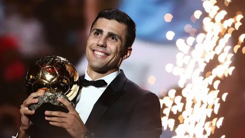 Di sektor gelandang bertahan ada nama Rodri yang selalu dipercaya Pep Guardiola. Pemain bernomor punggung 16 itu tampil disiplin di lini tengah Manchester City. (AFP/Ben Stansall)