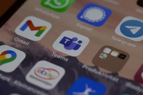 Ilustrasi cara membuat email, Gmail, desktop. (Photo by Solen Feyissa on Unsplash)