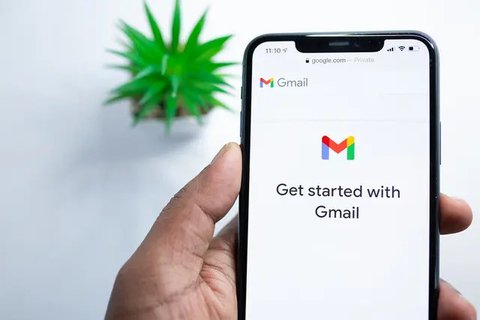 Ilustrasi cara membuat email, Gmail, desktop. (Photo by Solen Feyissa on Unsplash)