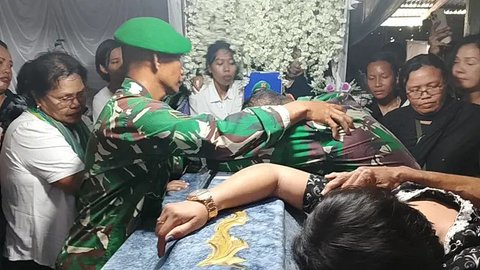 Ratapan pilu orang tua Prada Lucky Namo saat peti jenazah ditutup (Liputan6.com/Ola Keda)