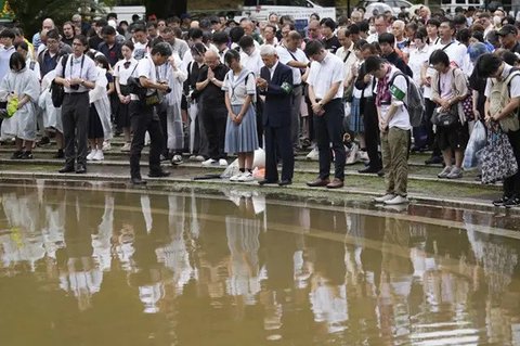 Burung merpati dilepas selama upacara peringatan 80 tahun tragedi bom atom di Taman Perdamaian di Nagasaki, Jepang, pada Sabtu, (9/8/2025). (Dok. Kotaro Ueda/Kyodo News via AP)