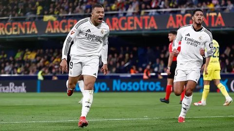 Gelandang Real Madrid asal Inggris #05, Jude Bellingham, menantang gelandang Barcelona asal Spanyol #08, Pedri, dalam pertandingan final Copa del Rey (Piala Raja) antara FC Barcelona dan R