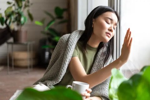 Ghosting dan soft blocking sama-sama menyakitkan hati, tapi beda cara. Keduanya bisa bikin hati patah dan mental goyah. Yuk, cari tahu bedanya dan kenapa bisa berdampak besar ke emosimu! (Fot