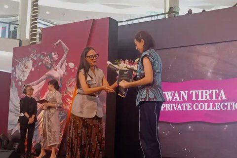 Tangan Prive menerima penghargaan Anugerah Rupa Tenun Nusantara di Acara Parade Wastra Nusantara di Kota Kasablanka, Sabtu (9/8). (Foto: Liputan6.com/Vindy Therecia)