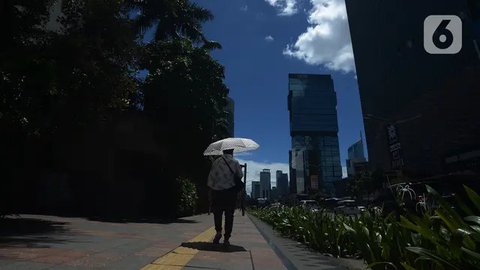 Pejalan kaki menggunakan payung saat hujan deras di kawasan Thamrin, Jakarta, Rabu (23/11/2022). Sejak Oktober, DKI Jakarta mulai memasuki musim penghujan yang sudah masuk ke dalam tahap ekst