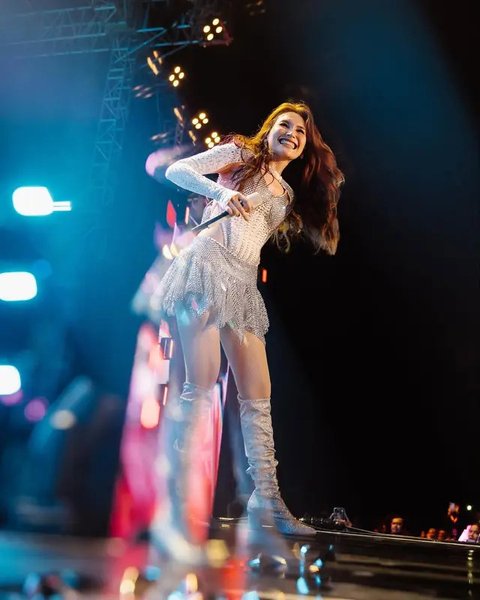 Baju Ayu Ting Ting saat Konser (Foto: Instagram @ayutingting92)