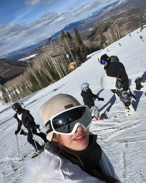 7 Model Kacamata Nia Ramadhani, Tampil Modis di Berbagai Kesempatan dengan Gaya Elegan (sumber: Instagram/ramadhaniabakrie)