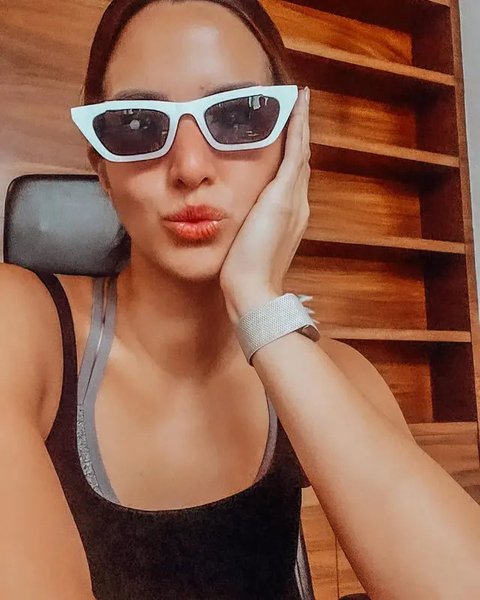 7 Model Kacamata Nia Ramadhani, Tampil Modis di Berbagai Kesempatan dengan Gaya Elegan (sumber: Instagram/ramadhaniabakrie)