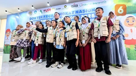 Pembina UKS Final Champions, dr. Alif Noeriyanto Rahman, Sp. OT., (tengah) jelaskan soal ajang UKS Final Champions 2025 saat ditemui di Depok, Senin (11/8/2025). Foto: Liputan6.com/Ade Nasihu