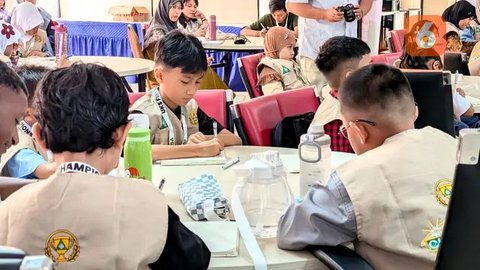 Pembina UKS Final Champions, dr. Alif Noeriyanto Rahman, Sp. OT., (tengah) jelaskan soal ajang UKS Final Champions 2025 saat ditemui di Depok, Senin (11/8/2025). Foto: Liputan6.com/Ade Nasihu