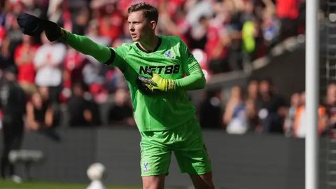 Dean Henderson, kiper Crystal Palace saat laga Community Shield melawan Liverpool di Stadion Wembley, London, Minggu (10-8-2025). (Dok. X @CPFC)
