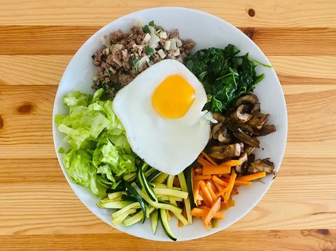 Bibimbap asal Korea. (dok. Unsplash.com/Jakub Kapusnak)