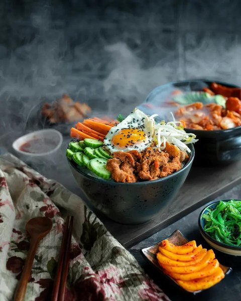 Bibimbap asal Korea. (dok. Unsplash.com/Jakub Kapusnak)