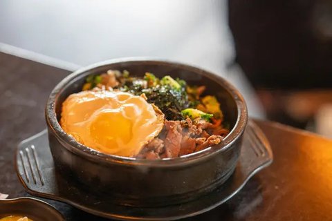 Bibimbap asal Korea. (dok. Unsplash.com/Jakub Kapusnak)