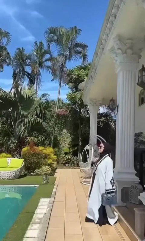 Potret Taman Rumah Syahrini di Bogor/Youtube/@The Princess Syahrini