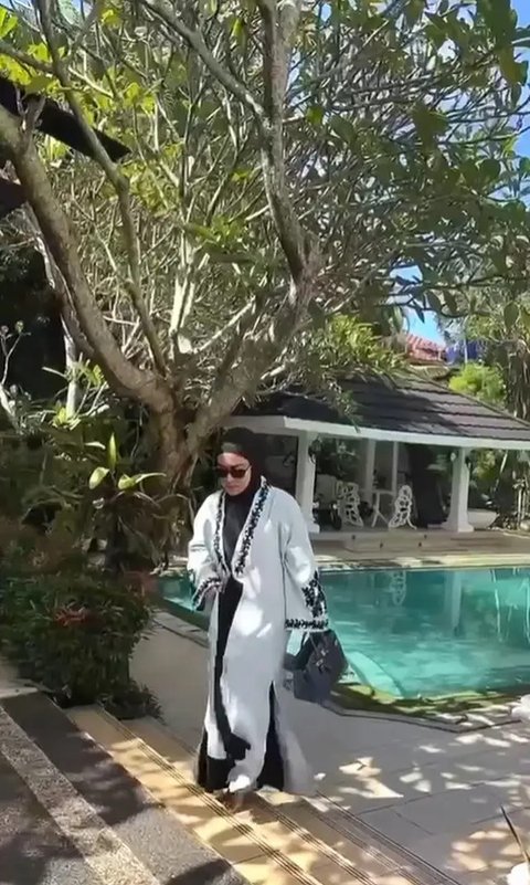 Potret Taman Rumah Syahrini di Bogor/Youtube/@The Princess Syahrini