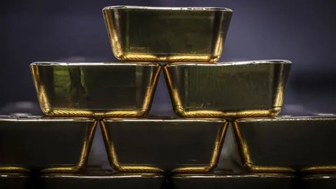 Petugas menunjukkan emas batangan di gerai Butik Emas Antam di Jakarta, Jumat (5/10). Harga emas PT Aneka Tambang Tbk atau Antam naik Rp 1.000 menjadi Rp 666 ribu per gram pada perdagangan ha