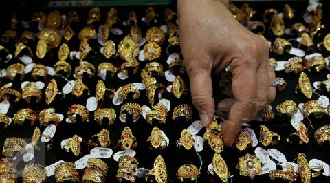 Petugas menunjukkan emas perhiasan yang dijual di Galeri 24, Jakarta, Selasa (15/12/2020). Harga emas hasil produksi PT Aneka Tambang Tbk (Antam) atau emas Antam kini turun Rp 1.000 per gram