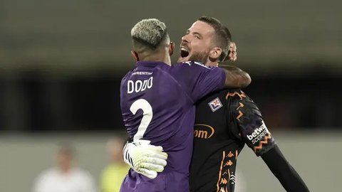 Tak hanya lebih penting dari Ronaldo, David de Gea bisa dikatakan sebagai pemain terbaik Manchester United. Ia selalu menjadi tumbal di muka gawang dari keroposnya lini belakang MU. Jika buka