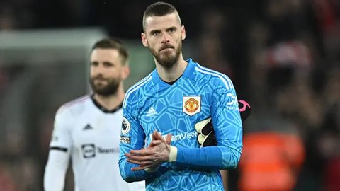 Tak hanya lebih penting dari Ronaldo, David de Gea bisa dikatakan sebagai pemain terbaik Manchester United. Ia selalu menjadi tumbal di muka gawang dari keroposnya lini belakang MU. Jika buka