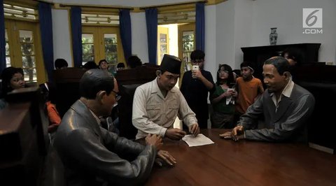 Dalam buku Samudera Merah Putih 19 September 1945, Jilid 1 (1984) karya Lasmidjah Hardi, alasan Presiden Sukarno memilih tanggal 17 Agustus sebagai waktu proklamasi kemerdekaan adalah karena