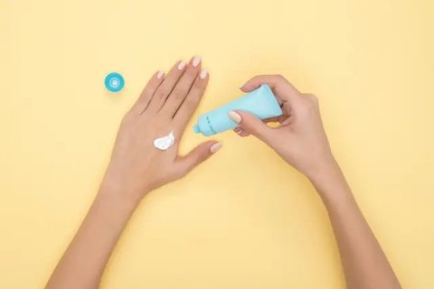 Intip cara merawat kulit tangan yang belang saat naik motor di siang hari. [pexels/hazardos].