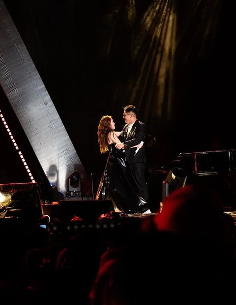 Potret duet Ayu Ting Ting dan Boy William di konser 'Dangdut Dangdutan' Depok. [IG: @boywilliam17]