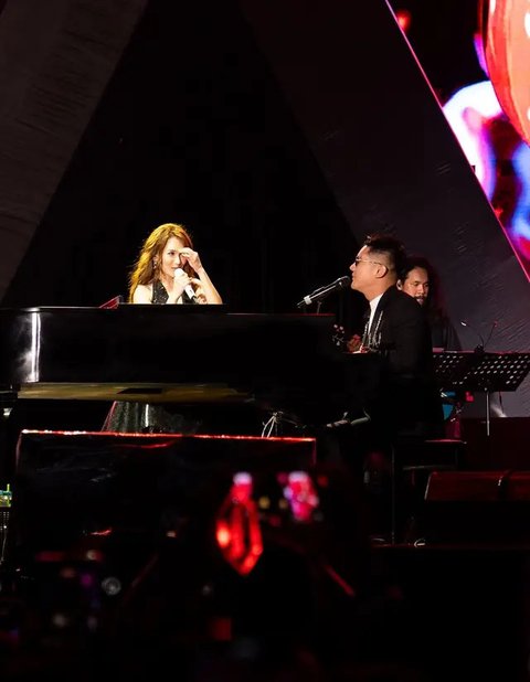 Potret duet Ayu Ting Ting dan Boy William di konser 'Dangdut Dangdutan' Depok. [IG: @boywilliam17]