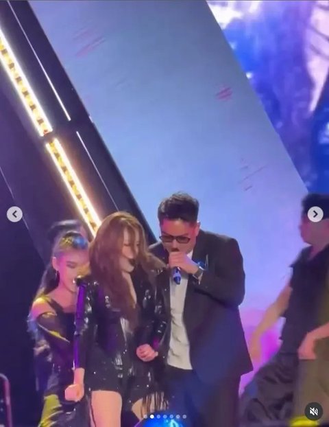 Potret duet Ayu Ting Ting dan Boy William di konser 'Dangdut Dangdutan' Depok. [IG: @boywilliam17]