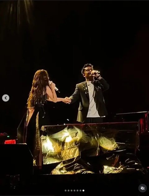 Potret duet Ayu Ting Ting dan Boy William di konser 'Dangdut Dangdutan' Depok. [IG: @boywilliam17]