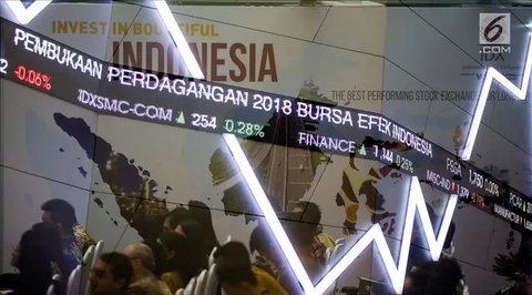 Karyawan melintasi layar yang menampilkan Indeks Harga Saham Gabungan (IHSG) saat acara Penutupan Perdagangan Bursa Efek Indonesia Tahun 2022 di Jakarta, Jumat (30/12/2022). PT Bursa Efek Ind