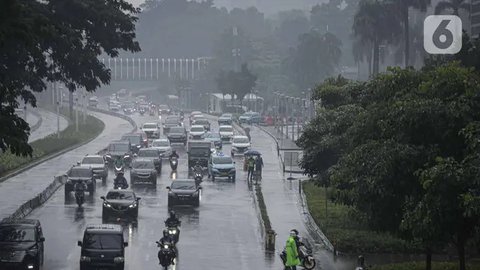 Pengendara motor menggunakan jas hujan saat hujan deras mengguyur kawasan Jalan Thamrin, Jakarta, Selasa (31/5/2022). Potensi cuaca ekstrem di sejumlah wilayah di Indonesia pada hari ini d