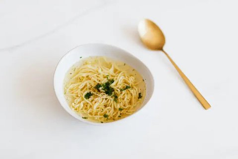Sedang mengaduk mie instan. (Sumber: Mart Production/Pexels)