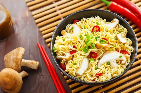 Sedang mengaduk mie instan. (Sumber: Mart Production/Pexels)