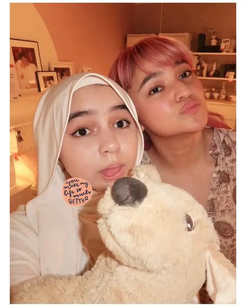 Gaya Marshanda rambut pink saat bareng Sienna. [IG: @marshanda99]