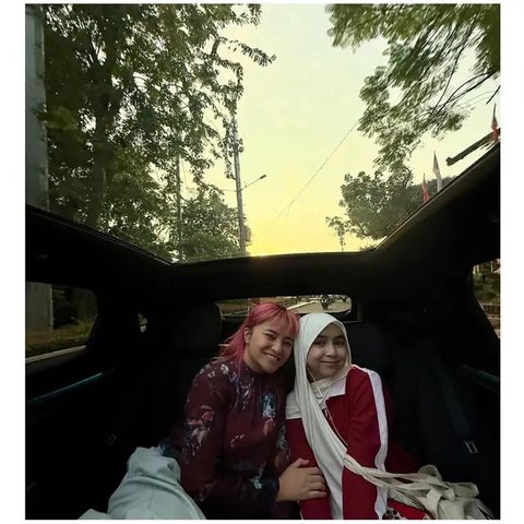 Gaya Marshanda rambut pink saat bareng Sienna. [IG: @marshanda99]