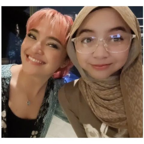 Gaya Marshanda rambut pink saat bareng Sienna. [IG: @marshanda99]