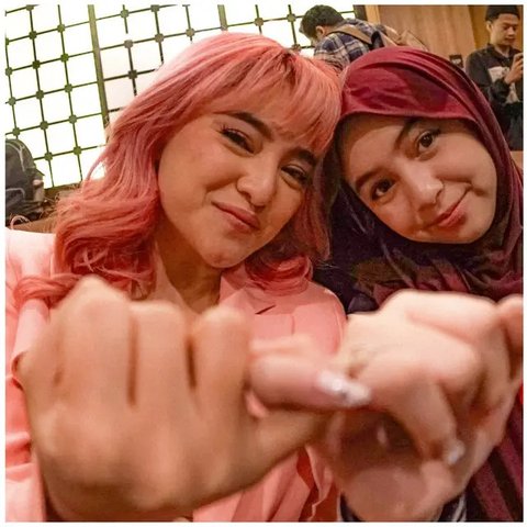 Gaya Marshanda rambut pink saat bareng Sienna. [IG: @marshanda99]